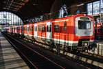 472 517-3 steht am 10.11.2019 als S31 von Hamburg-Altona nach Hamburg Berliner Tor in Hamburg Dammtor. 