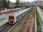 DB S-Bahn Hamburg 474 030 + 474 xxx als S 37336 (S1) von Hamburg Airport nach Wedel (Holst), am 15.02.2022 in Hamburg-Blankenese.