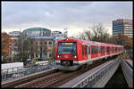 S 5 in Form des DB 474604 Triebwagens fährt hier auf dem Weg zur Elbgaustraße am 26.11.2024 um 15.14 Uhr in den Bahnhof Hamburg Dammtor ein.