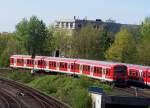 Ein einzel Zug der BR 474 trifft auf eine Doppeltraktion BR 472 die dahinter quasi  Verschwindet . Hier kurz vorm Hauptbahnhof am 23.04.09