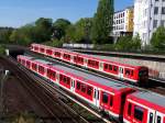 Vorne: Zwei Zge der BR 474 verlassen den  City-Tunnel  und haben Einfahrt in den Hauptbahnhof whrend der hintere Zug als Einzeleinheit von der  oberen  Strecke(Sternschanze-Dammtor-Hbf) kommt und parallel ebenfalls in den Hbf einfhrt. 23.04.09