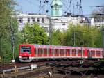 Hier sind zwei S-bahnzge der Baureihe 474 zu sehen. Zwischen Hauptbahnhof und Dammtor auf dem Weg nach Altona als S31 von Harburg kommend. 23.04.09