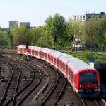 EIne Doppeltraktion 474 auf dem Weg nach HH-Neugraben hier bei der EInfahrt in den Hauptbahnhof am 23.04.09