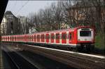 Zwei 472er verlassen als S21 nach Bergedorf den Bahnhof Dammtor.