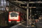 Ein 472er hat als S21 nach Elbgaustrae die Station Holstenstrae erreicht. (11.04.2009)