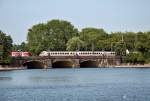 IC und S-Bahn auf der Lombardsbrcke (ber die Binnenalster) in Hamburg - 13.07.2013