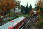 Leider nur fast gleichzeitig verlassen die S-Bahn-Züge nach Wedel (im Hintergrund) und Airport/Poppenbüttel (vorne) den Kopfbahnhof Blankenese, so wie hier am 30.10.2016