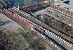 Viel Verkehr im besten Sonnenlicht: DB und National Express unterwegs zwischen dem Bahnhof Köln Messe/Deutz und der Hohenzollernbrücke.