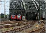 Zwei Zge der Klner S-Bahn begegnen sich auf der Hohenzollernbrcke am Hauptbahnhof.