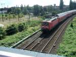 143 559-3 mit S-Bahn nach Zielitz kurz nach der Ausfahrt aus dem Bahnhof Magdeburg-Neustadt am 05.08.2008. Im Hintergrund die Wendeschleife der Endhaltestelle der Straenbahnlinie 2 (Alte Neustadt)