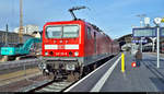 143 137-8 der S-Bahn Mitteldeutschland (DB Regio Südost), mit nur einem Steuerwagen am Haken, als S 37724 (S7) nach Halle-Nietleben steht im Startbahnhof Halle(Saale)Hbf auf Gleis 4 A-C.