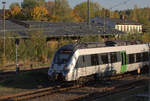 TW 1442 814 der Linie S5 von Zwickau nach Halle läuft in den Bahnhof Altenburg (Thür.) ein. 18.10.2018  16:35 Uhr.
Beim Fotorgrfieren fiel mir nur das linke Grafitti ins Auge und ich dachte einen Moment der TW wäre Träger moderner Kunst, erst bei der Bearbeitung sah ich das es ein Grafitti ist, meiner Meinung nach dezent, vielleicht doch freischaltbar ??
Obwohl wir ja bei Grafittis streng sein sollten.Ggf. dann bitte doch ablehnen.