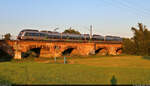 1442 204 (Bombardier Talent 2) rollt auf der Saalebrücke Halle-Wörmlitz den letzten Sonnenstrahlen der Woche entgegen.