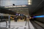 Ein blauer Leuchtstreifen an der Wand -    Blick in die Bahnsteigebene der Station 'Bayerischer Bahnhof' in Leipzig.