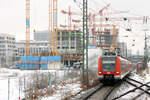 423 123 + 423 xxx als  S 4 Ebersberg (Oberbayern) -Geltendorf im Bereich der Station München Donnersberger Brücke.
Aufgenommen am 15. März 2010.
Mittlerweile sind die im Hintergrund im Bau befindlichen Gebäude natürliche alle längst fertiggestellt.