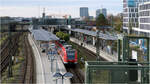 S-Bahnstation 'Donnersberger Brücke' in München -    Blick vom neuen Fußgängersteg auf der Ostseite auf die viergleisige Station.