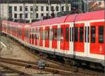 Lang und biegsam in alle Richtungen und mit vielen Türen -     S-Bahn bei der Ausfahrt aus dem Münchener Ostbahnhof.