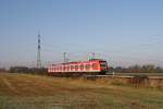 Bei 0C wurde am 23.10.11 im schnsten Morgenlicht 423 744-2 nach Erding am Ortsrand von Poing fotografiert.