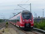 Eine S1 gen Nürnberg Hbf erreicht den Halt Nürnberg Rothenburger Straße.