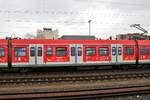 DB S-Bahn Rhein Main 430 687 mit Weihnachtsgrüßen am 22.12.18 in Hanau Hbf 