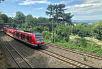Bild mit Stadtblick:  Smartphone-Aufnahme von 430 661 und 430 649 der S-Bahn Rhein-Main (DB Regio Mitte) als S8 von Wiesbaden Hbf nach Offenbach(Main)Ost, die nahe der Mainzer Südbrücke auf