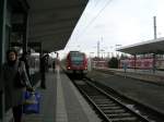 Am Mittag des 01.02.09 fhrt eine S5 in den Bahnhof Bad Homburg vor der Hhe ein.