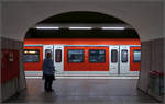 Querschlag -     Die beiden Bahnsteigtunnelröhren der Station Ostendstraße in Frankfurt am Main sind durch mehrere Querschläge verbunden.