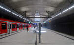 Gateway Gardens - ein neuer Tunnelbahnhof in Frankfurt -     Ein Blick in die großzügige Bahnsteighalle der S-Bahnstation 'Gateway Gardens' mit ihrem ovalen Querschnitt.