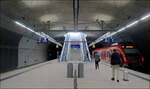 Gateway Gardens - ein neuer Tunnelbahnhof in Frankfurt -     Am westlichen Ende der S-Bahnstation 'Gateway Gardens' verlässt ein S-Bahnzug die Haltestelle in Richtung Flughafen.