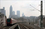 Ein Teil der Frankfurter Skyline -

... mit dem Messeturm im morgendlichen Gegenlicht. Die S3 nach Bad Soden auf der Auffahrtsrampe zum oberen Bahnsteig des Bahnhofes Frankfurt West. 

21.03.2024 (M)

