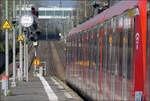 Eine eigentlich banale Bahnsteigsituation -     Beim Umstieg in Eschborn von der S3 in eine Bahn der S4 interessierte es mich natürlich, welche Fotomöglichkeiten sich dort bieten.