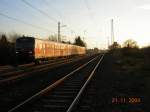 Die Sonne stand bereits sehr tief, als 420 317 auf der Linie S 7 am 21.11.2004 den im Hintergrund liegenden Bahnhof Mrfelden in Richtung Frankfurt am Main verlie.