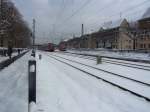 Ein bisschen S-Bahn im Winterwunderland - kurz vor Bf Ffm-Griesheim. Hier staubt die S1 nach Wiesbaden an einer Kf 3 mit Kardanantrieb vorbei. Aufnahme vom 28.12.05