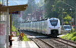 Gegenlichtaufnahme - 

... eines Siemens Mireo-Triebzuges auf der Rhein-Neckar-S-Bahnlinie S4 nach Aglasterhausen am Bahnhof Heidelberg-Schlierbach/Ziegelhausen.

19.09.2024 (M)