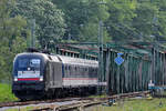 ES 64 U2 - 097 zieht Anfang Mai 2020 eine TRI-Garnitur über die Eisenbahnbrücke in Hattingen.