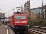 Immer noch eifrig unterwegs auf der S1 die lokbespannten S-Bahnen. Hier schiebt 143 045 am 21.11.2009 die x-Wagen aus dem S-Bahn-Halt Wehrhahn in Richtung Endhaltestelle Dsseldorf HBF.