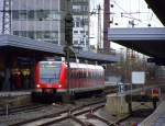 422 036/536 hier vom Bahnsteig 9 aus fotografiert. Er wartet auf Fahrgste an gleis 11 als S3 in Richtung Hattingen / Mitte. 28.02.2010