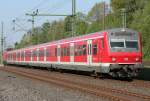 Die 143 605-4 schiebt die S8 von Mnchengladbach nach Dortmund in Richtung Wuppertal Vohwinkel am 20.04.2011