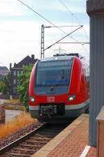 Gerade luckt der Fhrerstand des 422 055-4 am Wartehuschen des Bahnhofs Neuss  Am Kaiser  hervor.