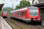 422 540-5 als S 2 nach Dortmund Hbf. in Castrop-Rauxel zur gleichen Zeit Einfahrend 422 515-7 als S 2 nach Duisburg Hbf. 13.5.2014