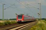 Der 422 005-9 ist hier als S8 nach Mönchengladbach zwischen Büttgen und Kleinenbroich am 1.8.2014 zu sehen.