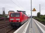 143 215 hat vor wenigen Sekunden den Bahnhof Düsseldorf Rath erreicht.