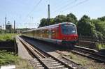 S1 von Dortmund Hauptbahnhof nach Essen-Steele Ost fährt am 3.7.2017, geschoben von 143 241-8 in den Bochumer Hauptbahnhof ein. 