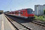 S1 von Dortmund Hauptbahnhof nach Essen-Steele Ost macht sich am 3.7.2017 im Bochumer Hauptbahnhof auf den Weg. Schublok war 143 241-8.