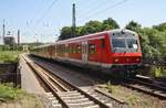 S1 von Dortmund Hauptbahnhof nach Essen-Steele Ost fährt am 3.7.2017 in den Bochumer Hauptbahnhof ein. Schublok war 111 155.