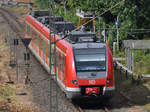 Die S3 nach Oberhausen fährt in den Bahnhof Hattingen ein.