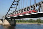 Ein Zug der Linie S 8 auf der Hammer Eisenbahnbrücke, die Neuss und Düsseldorf miteinander verbindet.
Mittlerweile fahren hier Triebzüge der Baureihe 1440.
Aufnahmedatum: 4. April 2011