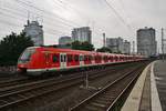 422 033-1 fährt am 2.7.2017 als S6 von Köln-Nippes nach Essen Hauptbahnhof in den Zielbahnhof ein.