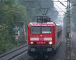 Bei strmendem Regen fhrt die S-8 in den Haltepunkt  Erkrath  ein. Das Foto stammt vom 21.08.2007