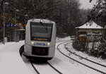 1648 005 von VIAS als S 7 nach Remscheid - Wuppertal im Hp Solingen-Schaberg am 8.3.23, dem kurzen NRW-Winter.